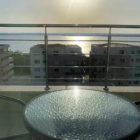 Orchid Lake View Summerland Apartment *