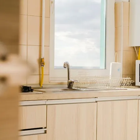 Orchid Lake View Summerland Apartment